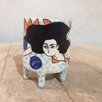 Porcelaine sur pieds, decors oxydes