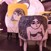 Porcelaine sur pieds, decors oxydes
