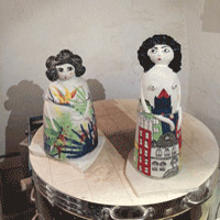 Poupées en grès porcelainique, 70cm, décors oxydes