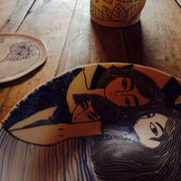 Plat en porcelaine, décors oxydes
