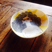 Plat en porcelaine, décors oxydes