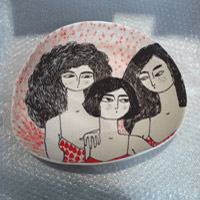 Plat en porcelaine, décors oxydes