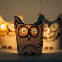 Photophore hibou en porcelaine, décors oxydes