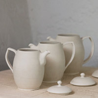 Théières en porcelaine avant cuisson